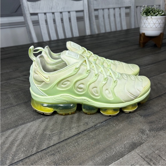 Nike Air Vapormax Plus Barely Volt Sz 9.5 - Picture 2 of 6